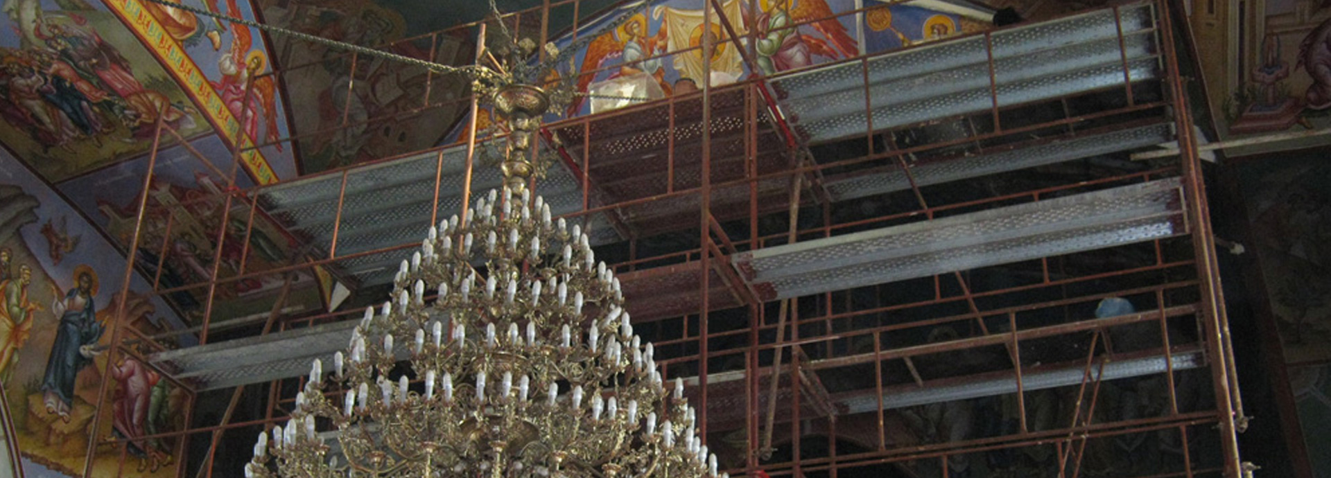 Σκαλωσιά μέσα σε ιερό ναό γύρω από τον πολυέλαιο