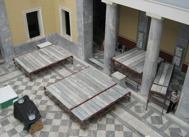 Εσωτερική εξέδρα εργασίας σε μαρμάρινο χώρο