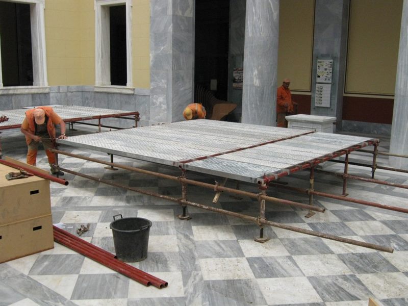 Εσωτερική εξέδρα εργασίας σε μαρμάρινο χώρο