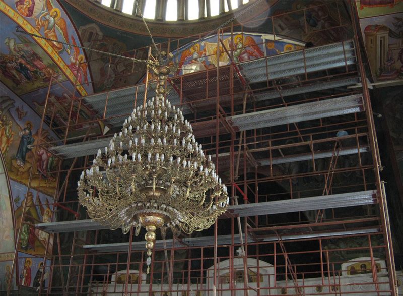 Σκαλωσιά σε ναό γύρω από τον πολυέλαιο
