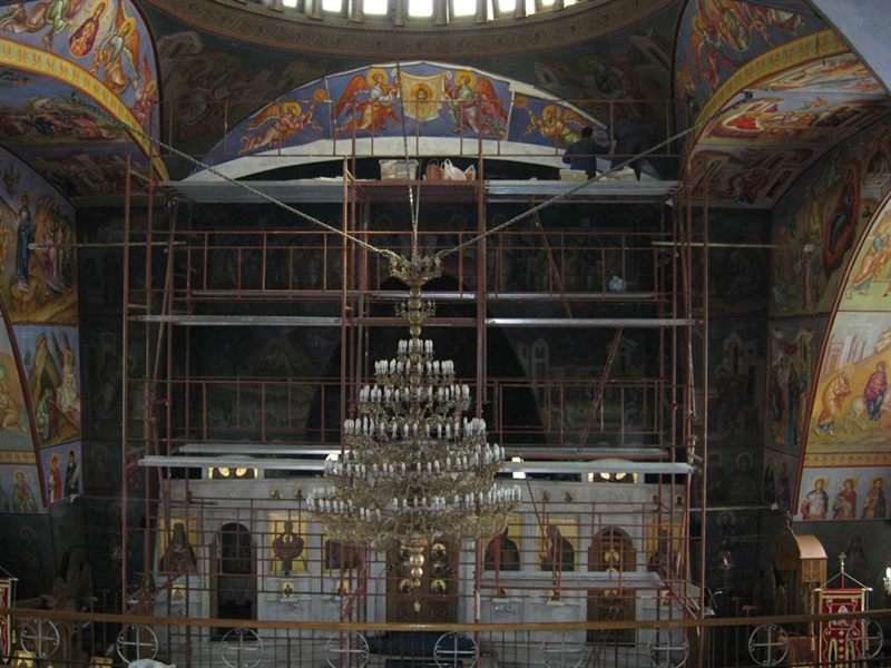 Σκαλωσιά μπροστά στο τέμπλο ιερού ναού