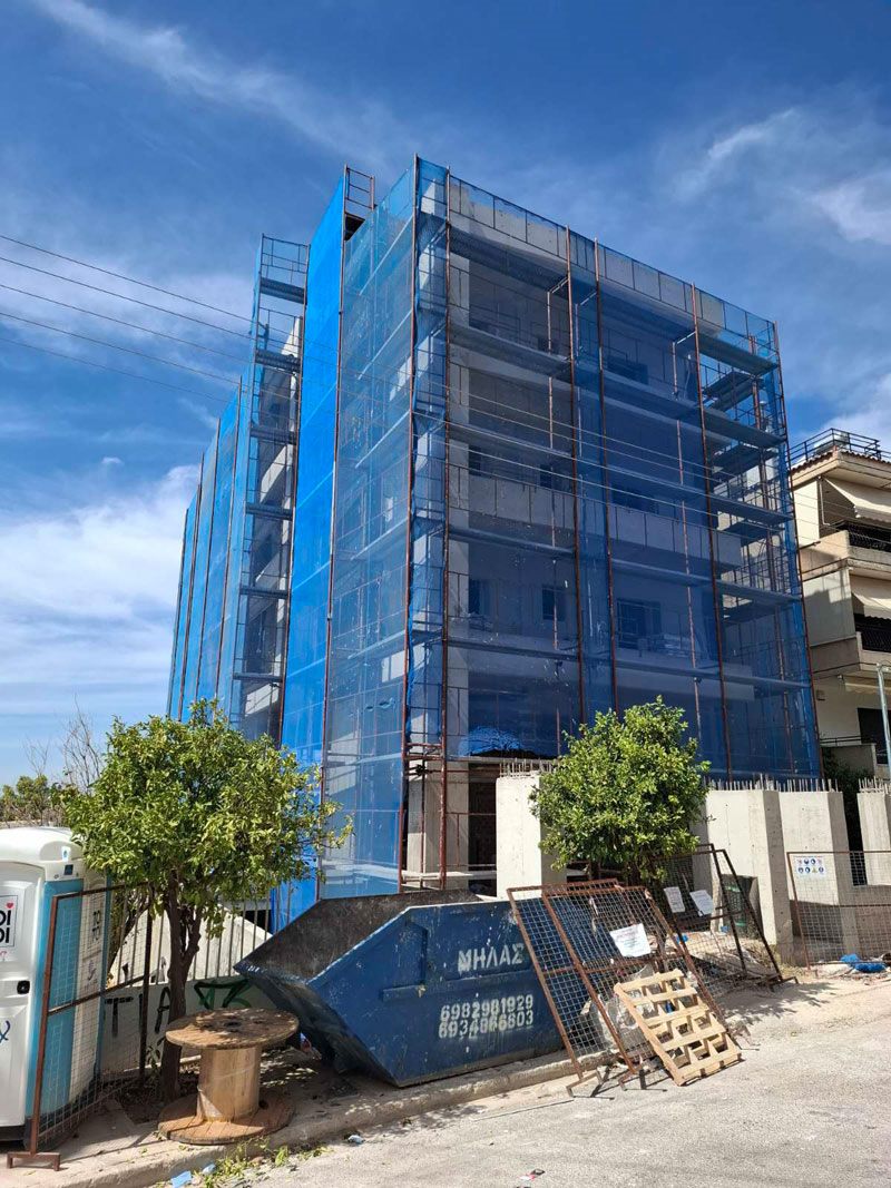 Σκαλωσιά με μπλε δίχτυ ασφαλείας σε πολυκατοικία στο Ίλιον