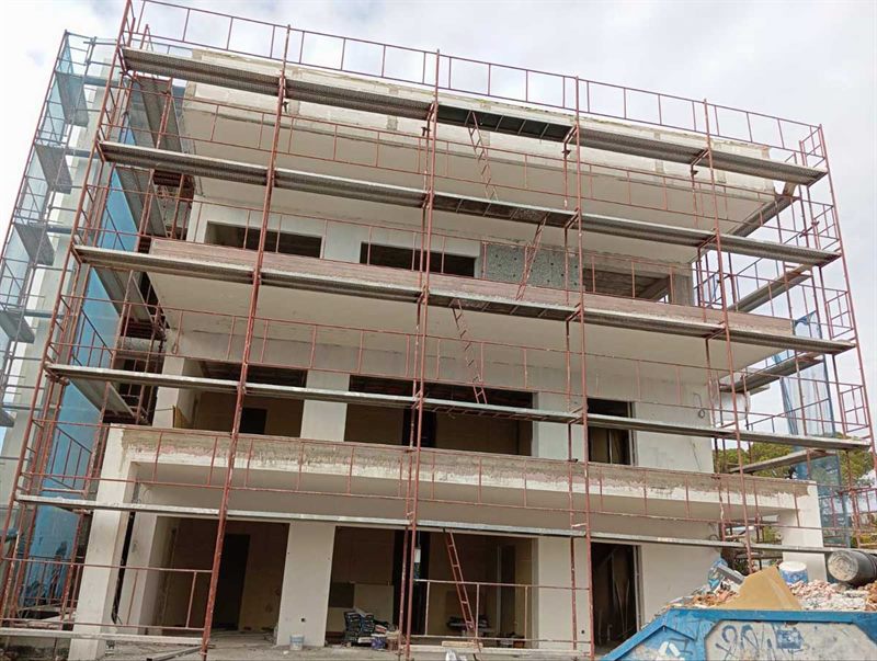 Σκαλωσιά πρόσοψης σε πολυκατοικία στο Καματερό