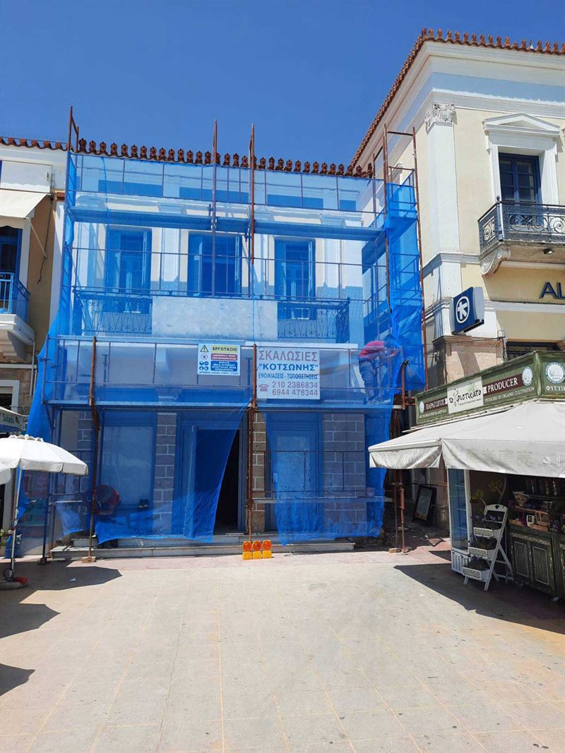 Σκαλωσιά σε νεοκλασικό κτίριο