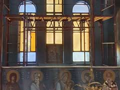 Ικριωμα μεσα στο ιερο Ναό