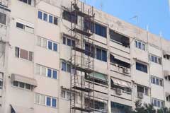 Σκαλωσια με διχτυ σε πολυκατοικια