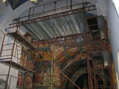 ekklisia-mesa-me-skalosia